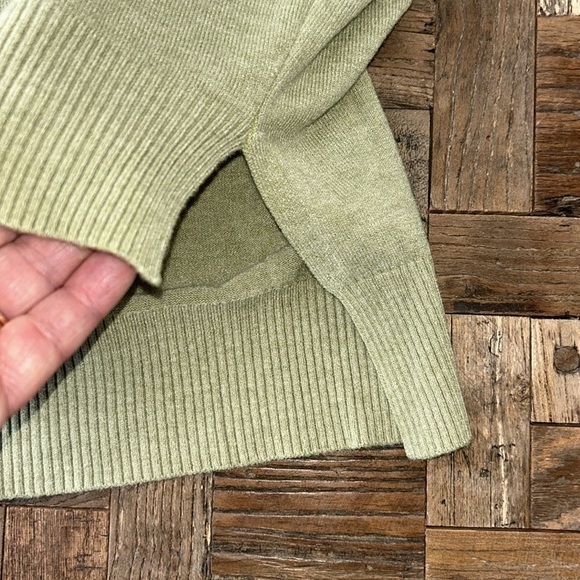 Green Lightweight V Neck Sweater by Ivy & Leo NWT - Picture 6 of 11